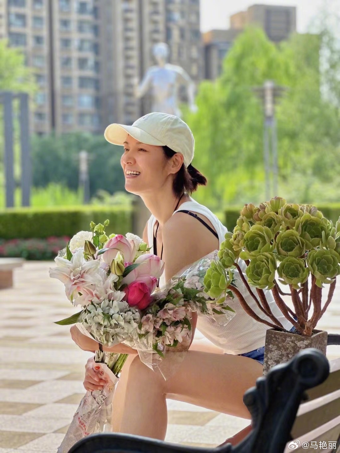 被封第一美女！48歲女星「遭尪背叛離婚」淡出演藝圈　與女兒相依為命「回鄉下賣菜維生」近況曝光