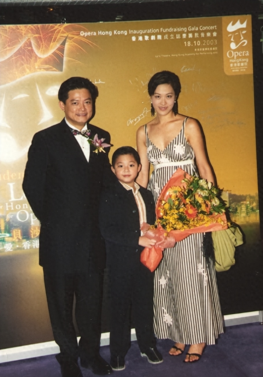 65歲名歌唱家再婚後「首秀恩愛」！親吻「27歲小嬌妻」太甜蜜　女方身材火辣：真愛不分年紀