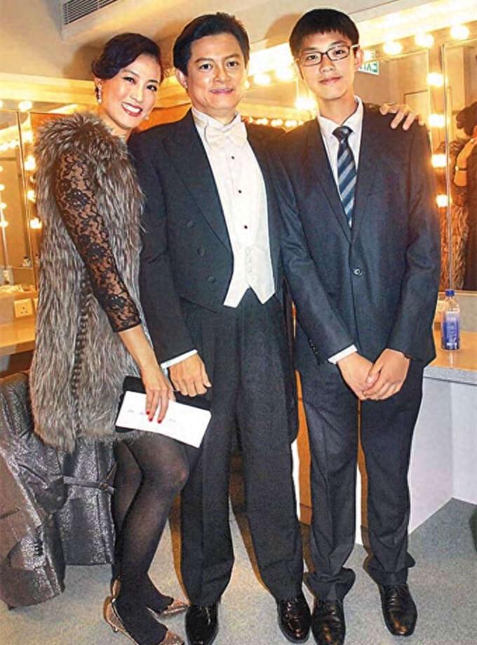 65歲名歌唱家再婚後「首秀恩愛」！親吻「27歲小嬌妻」太甜蜜　女方身材火辣：真愛不分年紀