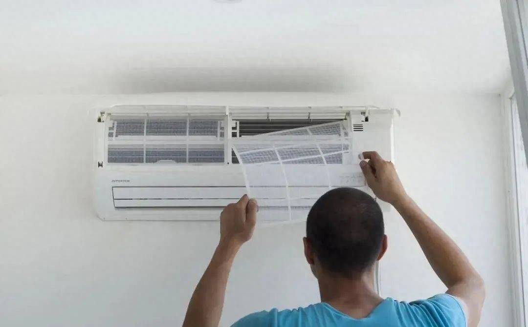 換季冷氣保養秘訣：拔電源真的有必要嗎？電工師傅揭露驚人事實！