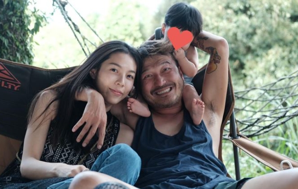 遲了1年的婚禮！KID強忍淚水「從岳父手中接過愛妻」　吳宗憲「給出天價大紅包」女兒傻眼：不能講啦