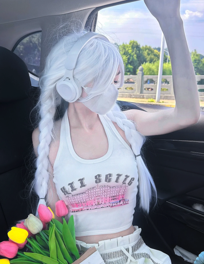 純白飄飄長髮！甜美仙女系「淺色長髮女孩」宛如天使下凡　脫下口罩「竟是成熟御姐」反差超強