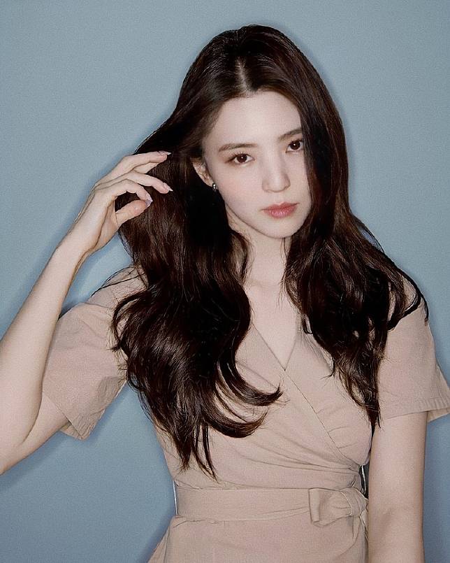 戲劇女星「現身居酒屋打工」無濾鏡側拍美到翻　親自彎腰送餐「還附帶粉絲福利」讓人好羨慕❤️