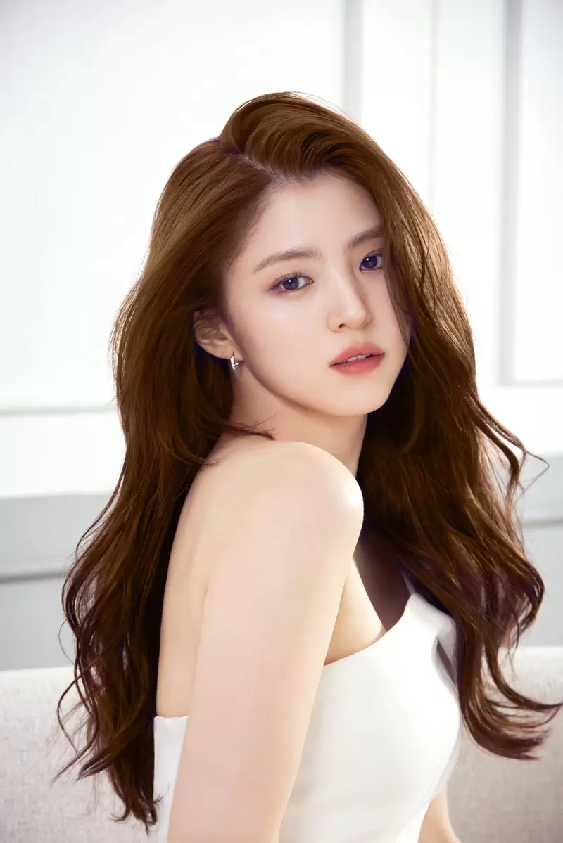 戲劇女星「現身居酒屋打工」無濾鏡側拍美到翻　親自彎腰送餐「還附帶粉絲福利」讓人好羨慕❤️