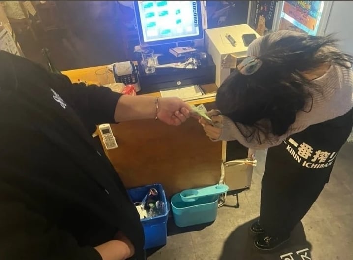 戲劇女星「現身居酒屋打工」無濾鏡側拍美到翻　親自彎腰送餐「還附帶粉絲福利」讓人好羨慕❤️