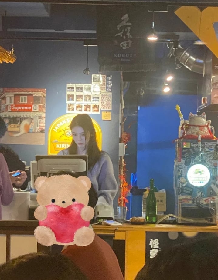 戲劇女星「現身居酒屋打工」無濾鏡側拍美到翻　親自彎腰送餐「還附帶粉絲福利」讓人好羨慕❤️