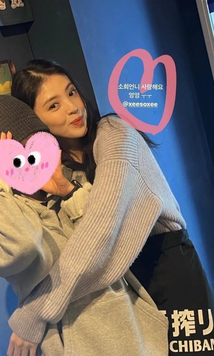 戲劇女星「現身居酒屋打工」無濾鏡側拍美到翻　親自彎腰送餐「還附帶粉絲福利」讓人好羨慕❤️