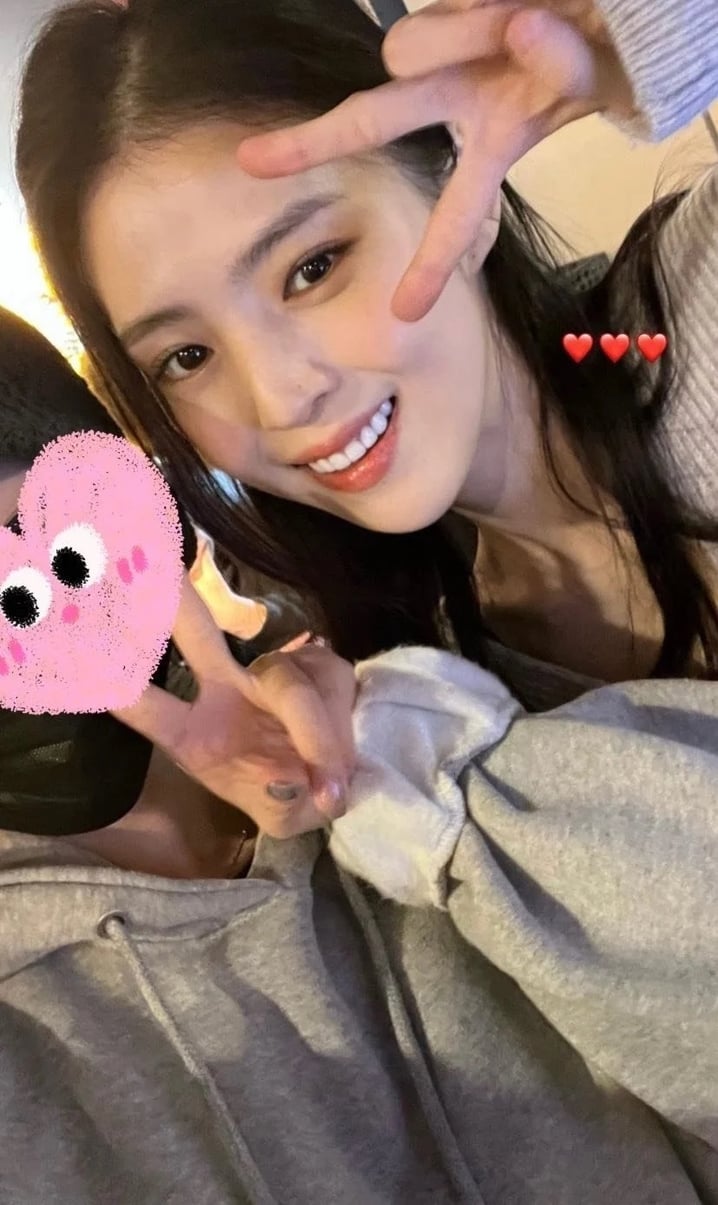 戲劇女星「現身居酒屋打工」無濾鏡側拍美到翻　親自彎腰送餐「還附帶粉絲福利」讓人好羨慕❤️