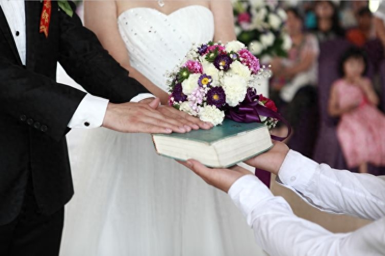 新婚夜婆婆「送被褥」！半夜覺得癢「剪開被子」　眼前畫面我和老公失聲痛哭