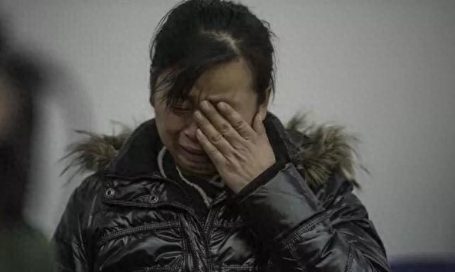 新婚夜婆婆「送被褥」！半夜覺得癢「剪開被子」　眼前畫面我和老公失聲痛哭