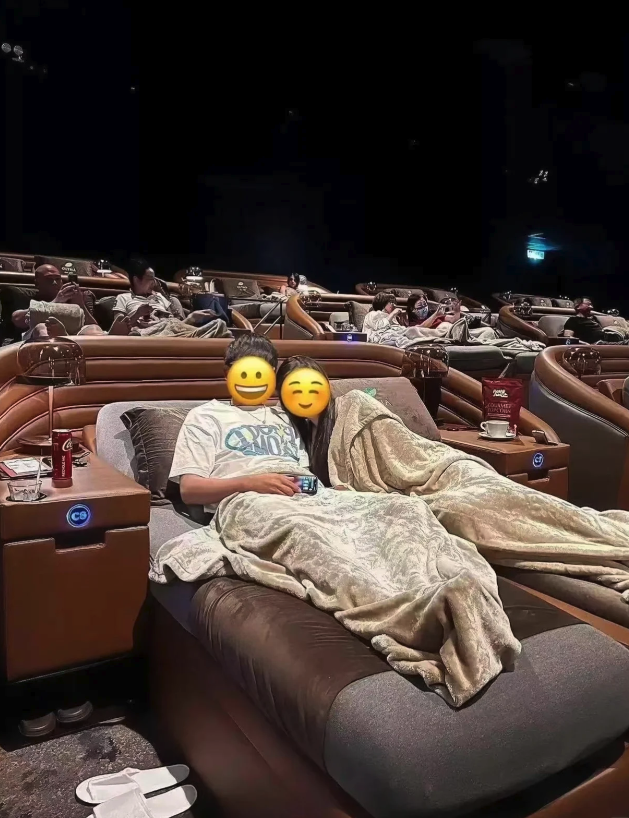 躺著看電影！電影院推「雙人床情侶廳」座位是柔軟床鋪　超酷體驗「實際心得曝光」：女孩要注意