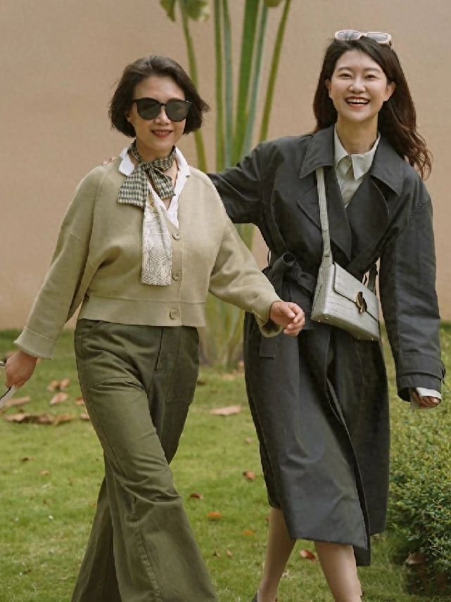 女人40歲後！秋冬外套最好「穿短不穿長」　這「3款短外套」搭配裙子、褲子都好看