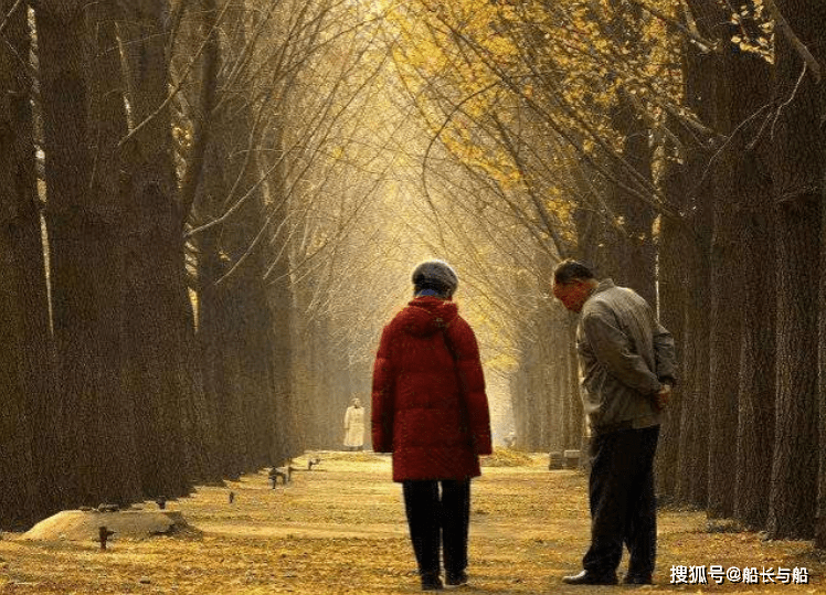 兒子經濟一向拮据！卻大方送我「價值14萬的金鐲子」　我嫌貴拿去退貨「櫃員一句話」讓我徹底崩潰