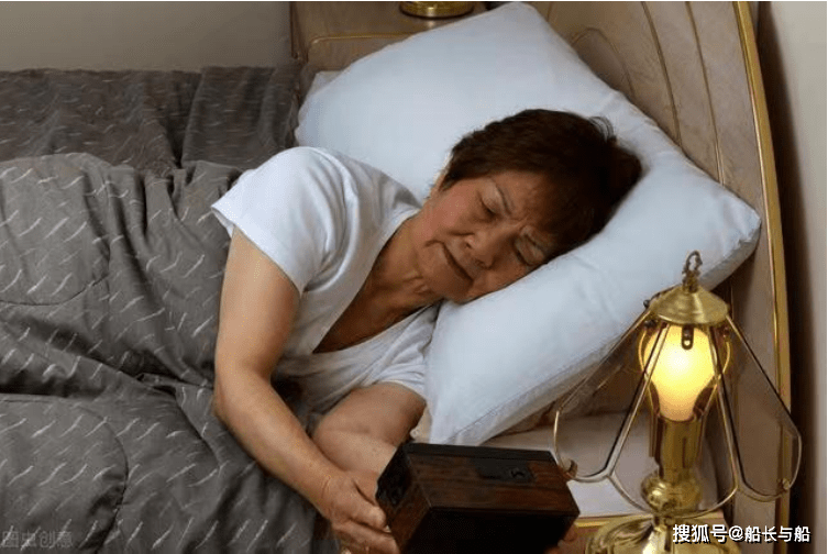 兒子經濟一向拮据！卻大方送我「價值14萬的金鐲子」　我嫌貴拿去退貨「櫃員一句話」讓我徹底崩潰