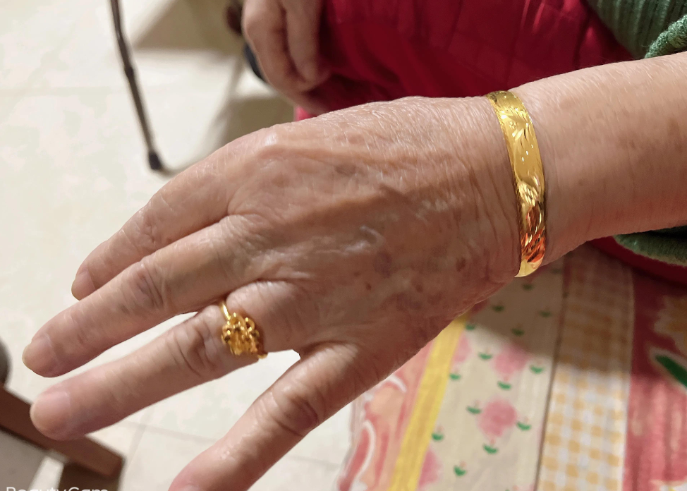 兒子經濟一向拮据！卻大方送我「價值14萬的金鐲子」　我嫌貴拿去退貨「櫃員一句話」讓我徹底崩潰