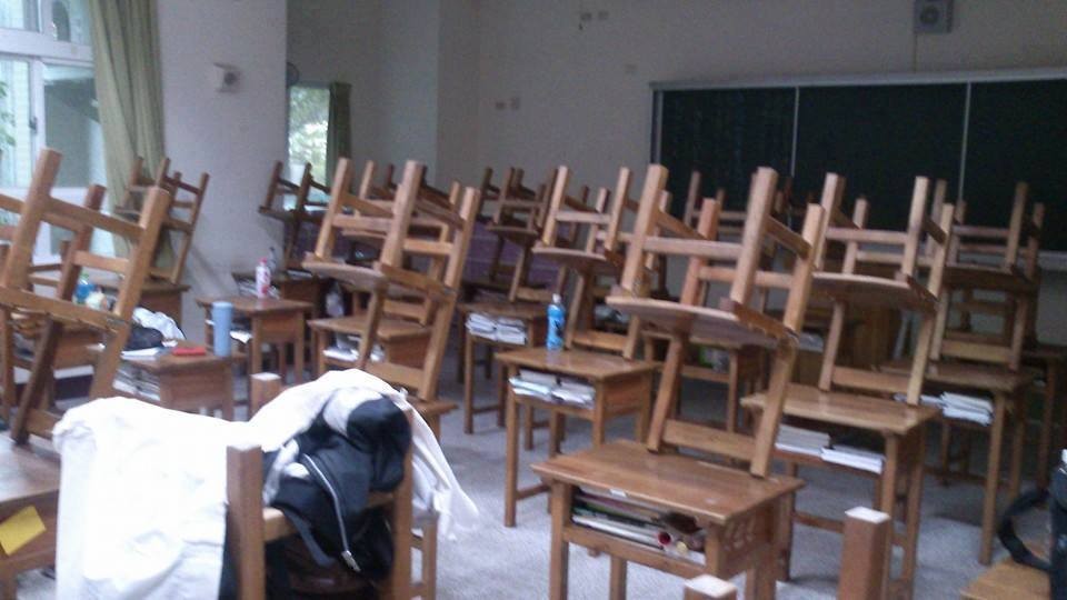 不只用來放筆！學校課桌「上面凹槽到底幹嘛用」　內行人曝「超狂神秘功用」：可以創造極限