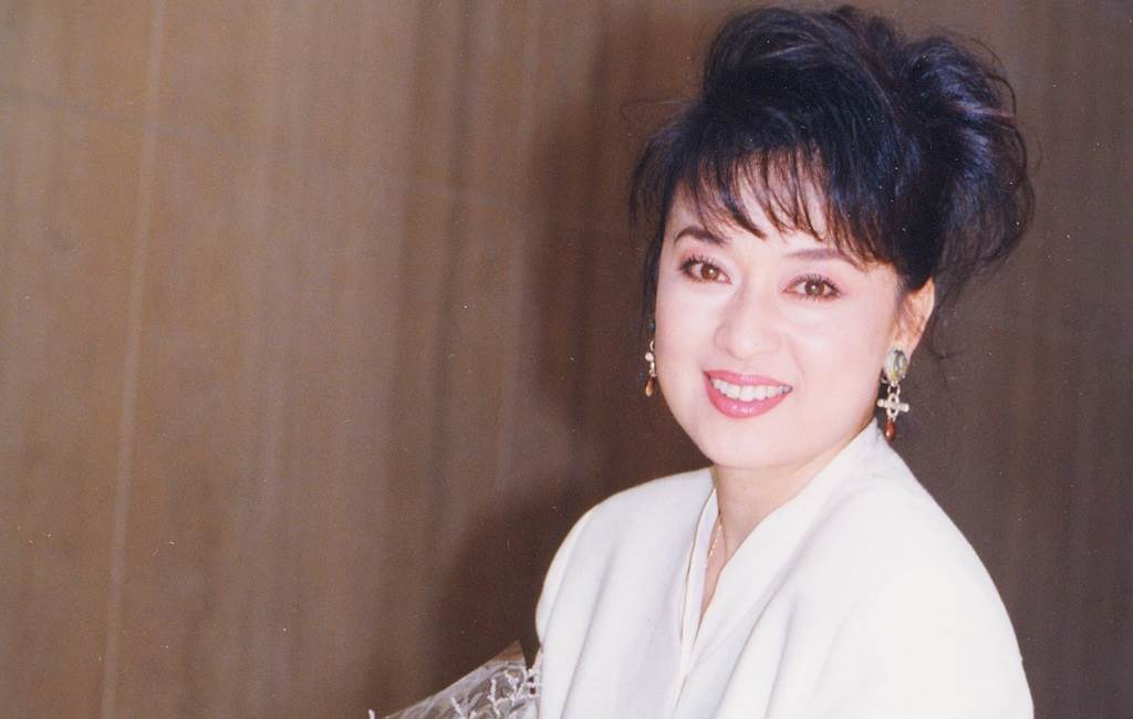 旅日多年返台！73歲翁倩玉離婚25年「罕提初戀男友」　出道60年「凍齡靠1招」出場全驚豔