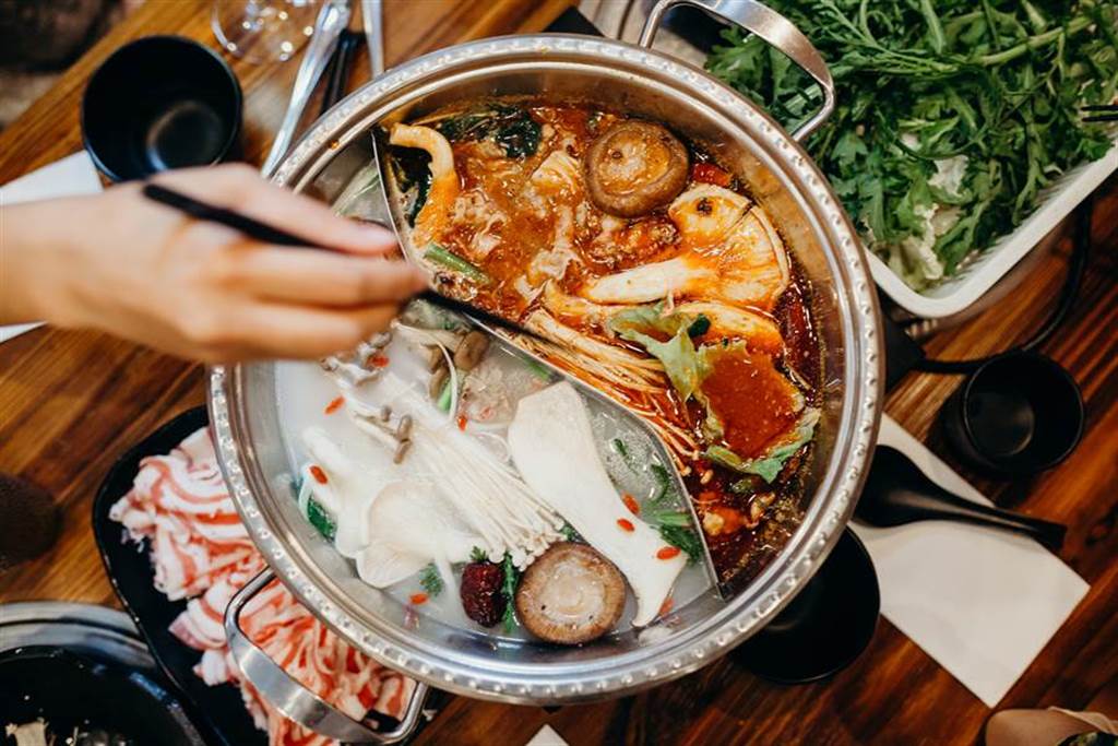 全家五口去吃到飽火鍋店「一口氣點600盤肉」　老闆「調監視器一看」瞬間說不出話