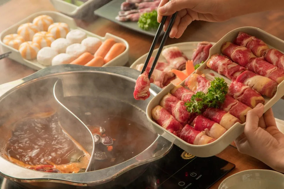 全家五口去吃到飽火鍋店「一口氣點600盤肉」　老闆「調監視器一看」瞬間說不出話