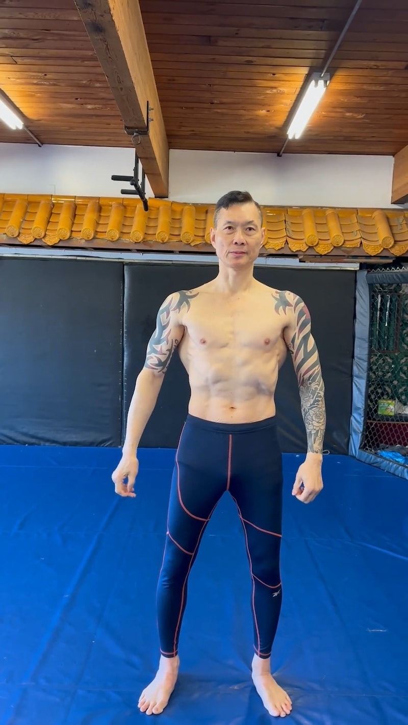 曾打斷李連杰手臂！最帥氣反派「秀倒三角身材、冰塊腹肌」　網驚嘆「吃了防腐劑」：確定65歲？
