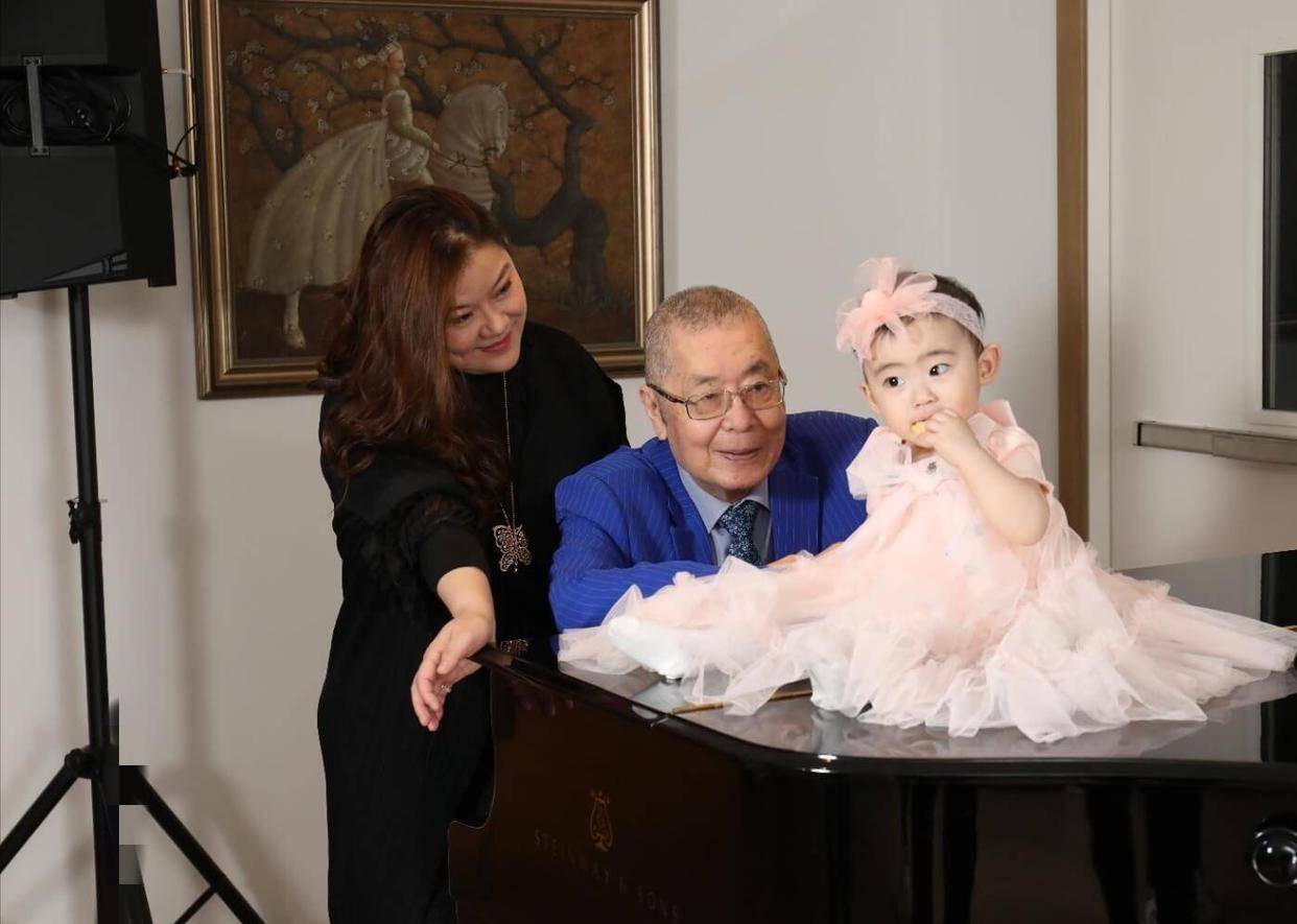打破賭王紀錄！84歲國寶級鋼琴家三婚「宣布再度當爸」　小37歲「愛徒變老婆」：想拚第三胎