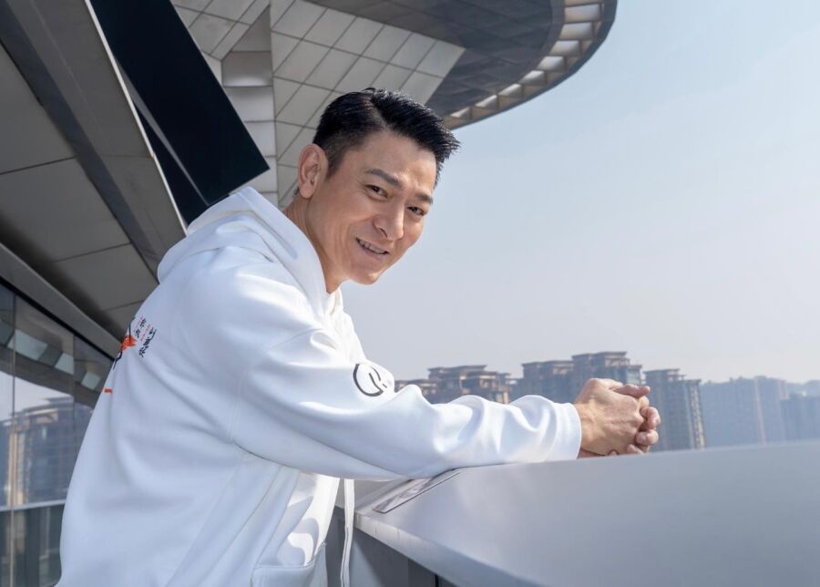 當年親吻1歲嬰！42年後「對方竟成巨星」同框劉德華　「超高顏值如兄弟」粉絲喊：真的差19歲？