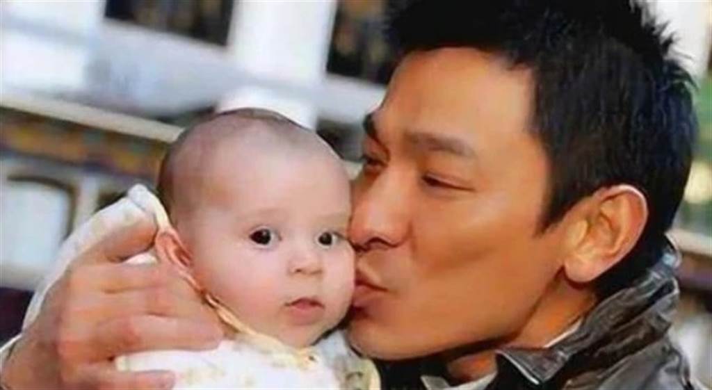 當年親吻1歲嬰！42年後「對方竟成巨星」同框劉德華　「超高顏值如兄弟」粉絲喊：真的差19歲？