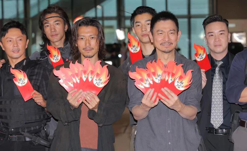 當年親吻1歲嬰！42年後「對方竟成巨星」同框劉德華　「超高顏值如兄弟」粉絲喊：真的差19歲？