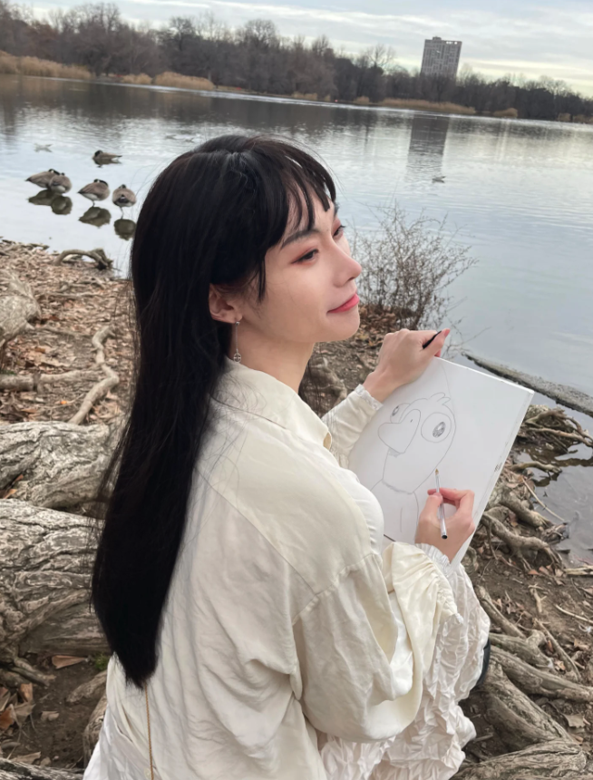 令人不敢相信！地鐵上「口罩紅髮美女」竟是男兒身　脫下口罩「冷豔五官美翻」卸妝模樣更驚人