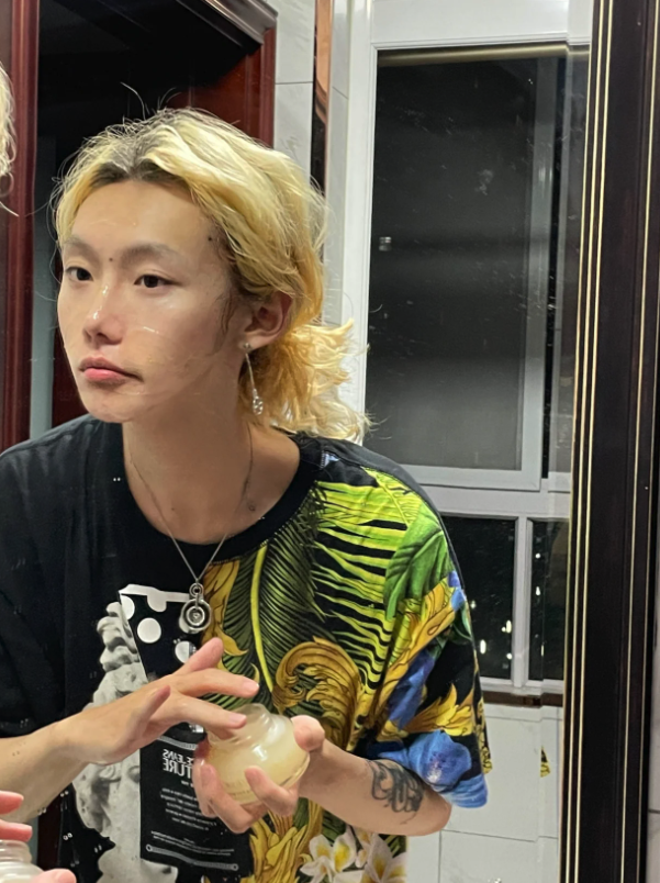 令人不敢相信！地鐵上「口罩紅髮美女」竟是男兒身　脫下口罩「冷豔五官美翻」卸妝模樣更驚人