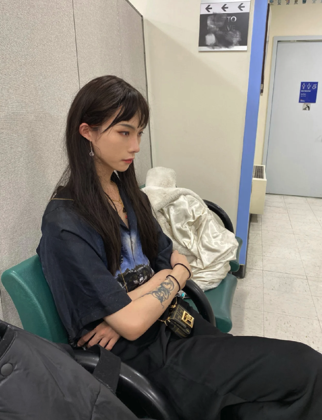 令人不敢相信！地鐵上「口罩紅髮美女」竟是男兒身　脫下口罩「冷豔五官美翻」卸妝模樣更驚人