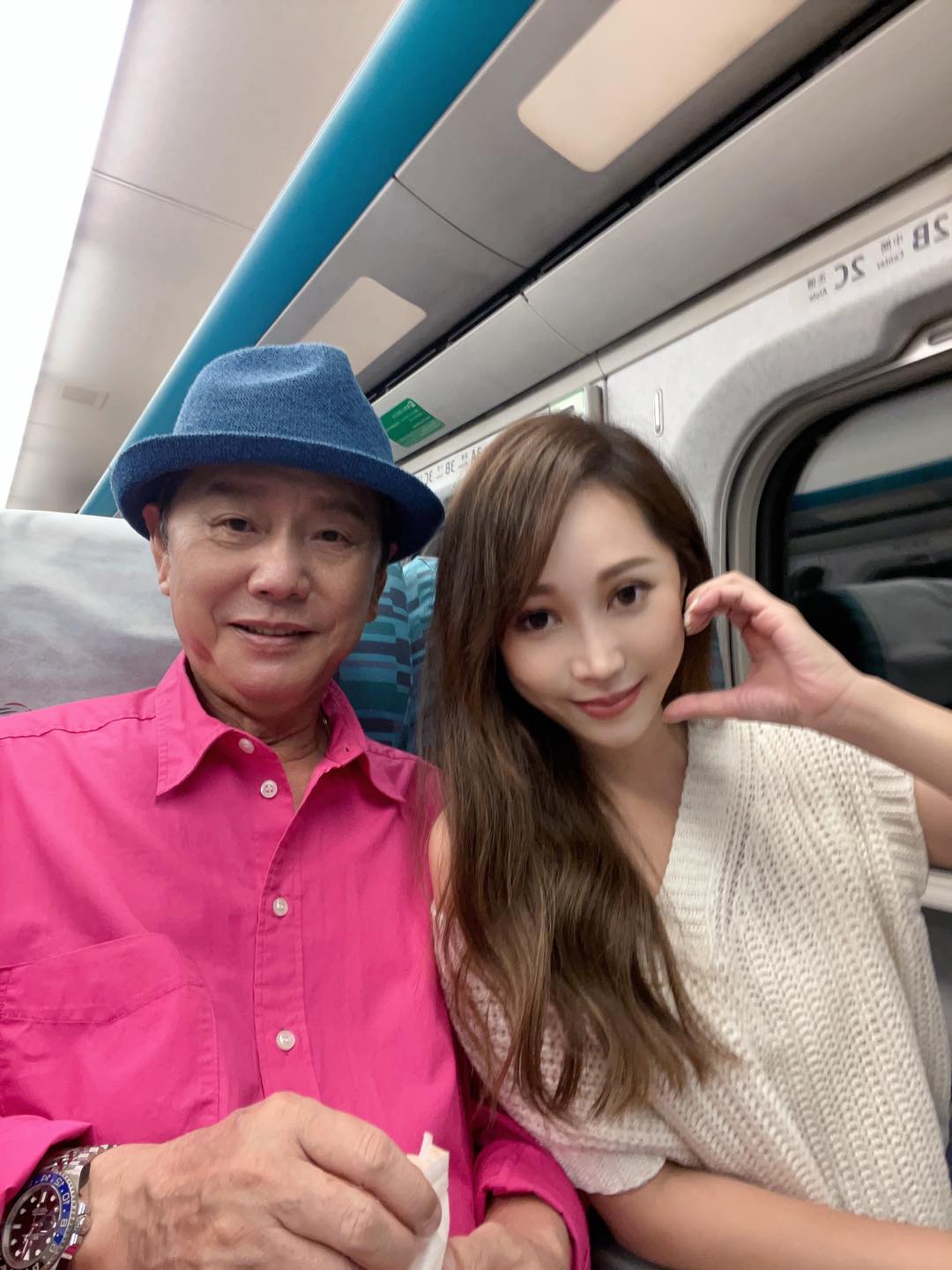 資深男星黃西田夜市驚喜現身！高EQ回應退休傳聞，粉絲狂讚：「永遠的小朋友」