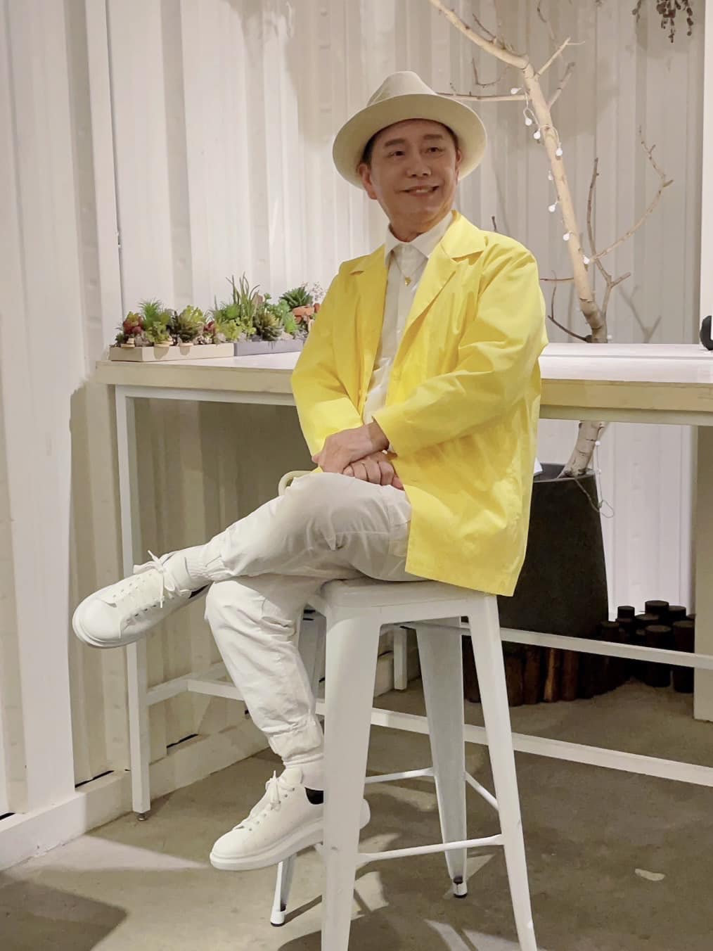 資深男星黃西田夜市驚喜現身！高EQ回應退休傳聞，粉絲狂讚：「永遠的小朋友」