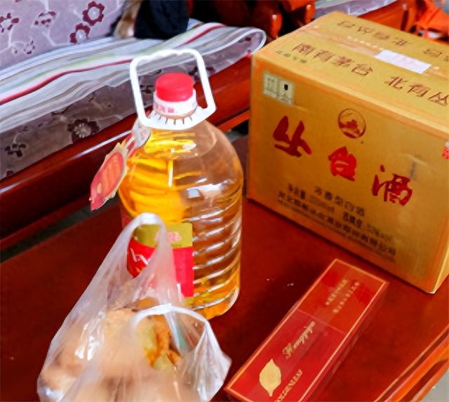 爸爸是老菸槍!女兒出國工作前「特地買一條上等好菸送他」 爸爸留到過年才捨得拆「一拆開崩潰大哭」