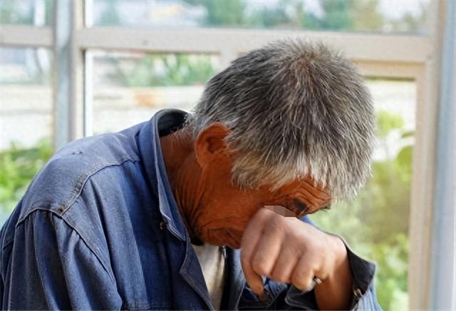 爸爸是老菸槍!女兒出國工作前「特地買一條上等好菸送他」 爸爸留到過年才捨得拆「一拆開崩潰大哭」