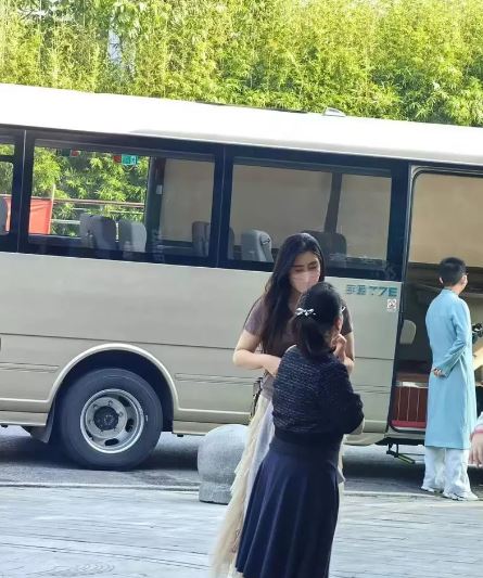 偶遇野生女神！她消失19年「突現身街頭」一身仙氣　「56歲狀態絕美」網驚嘆：果然時光不敗美人