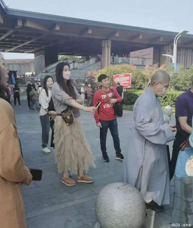 偶遇野生女神！她消失19年「突現身街頭」一身仙氣　「56歲狀態絕美」網驚嘆：果然時光不敗美人
