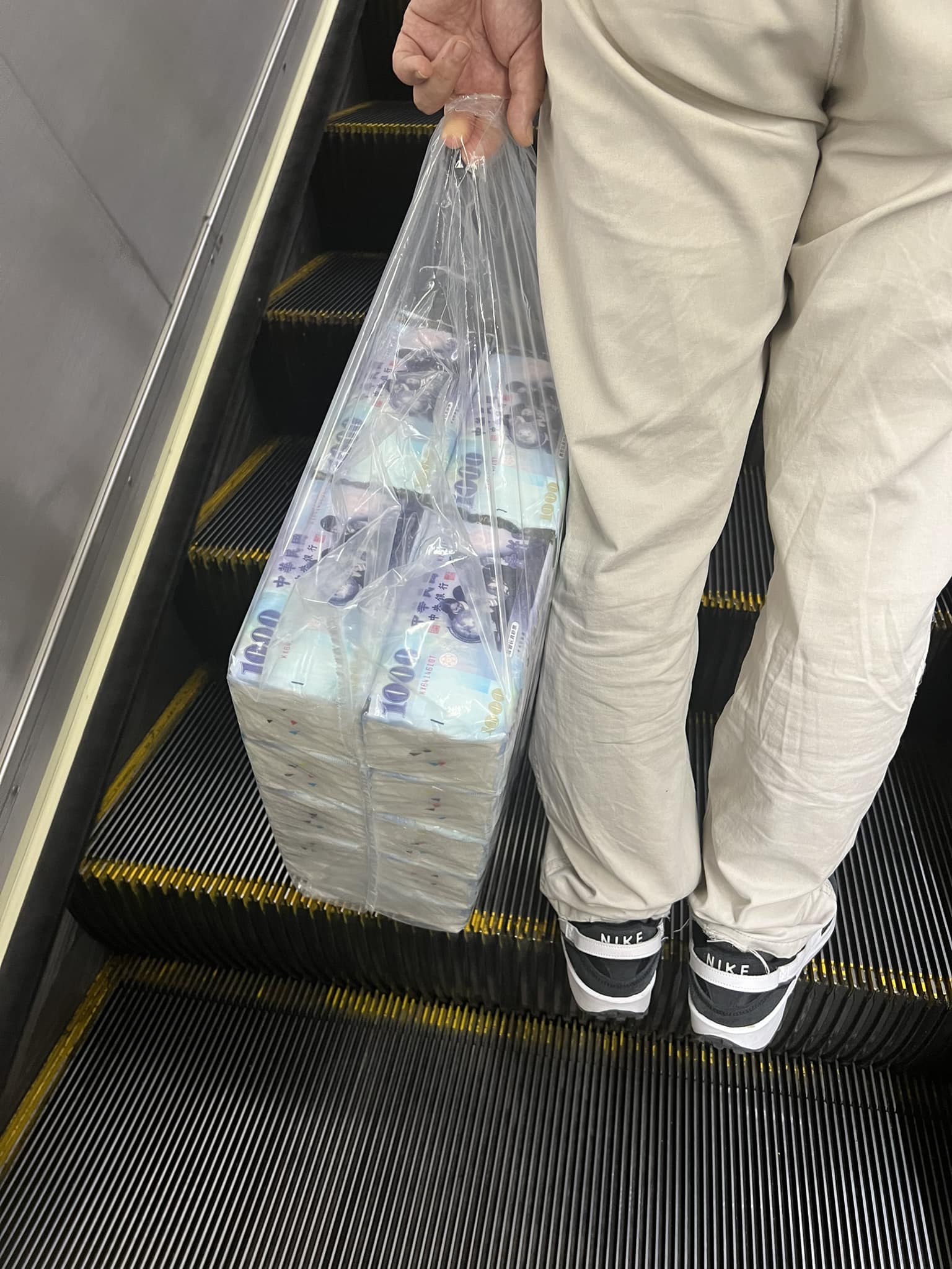 超大膽！他看到路人「透明塑膠袋」提整袋千元鈔票　湊近一看「才發現不對勁」：拭錢財如糞土