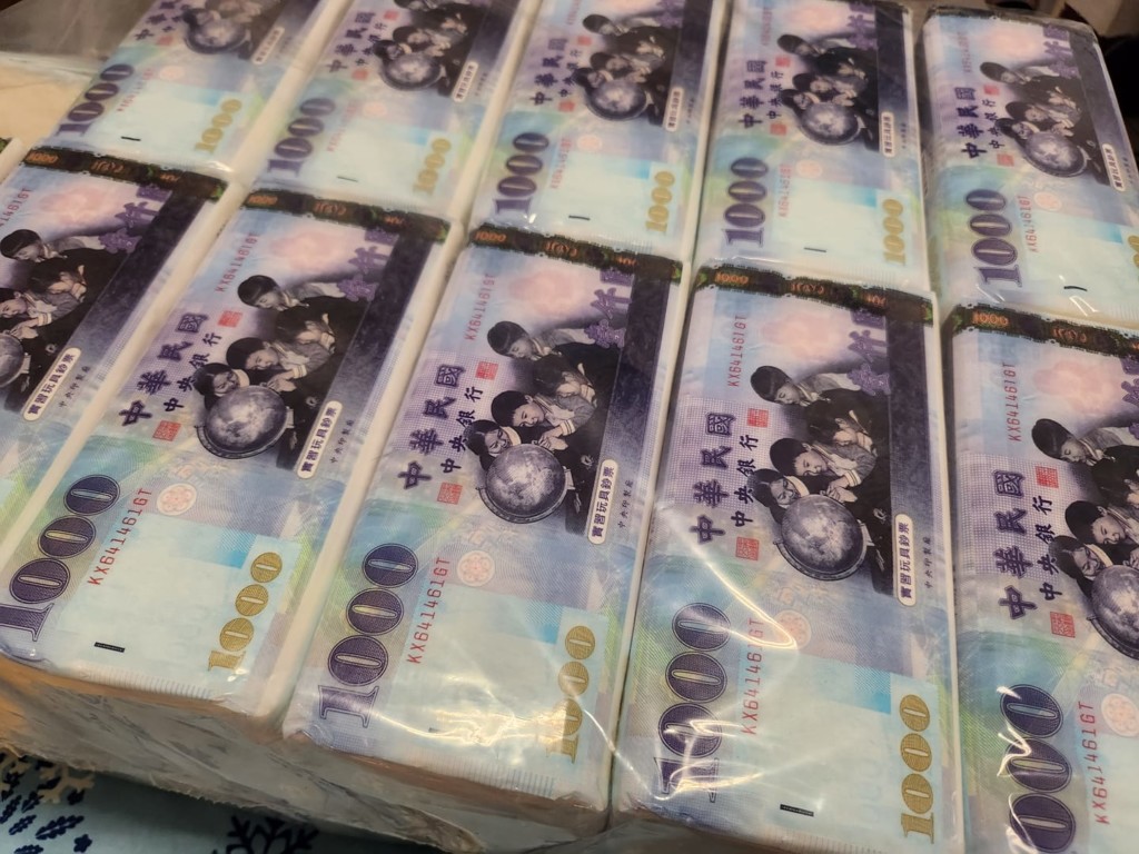 超大膽！他看到路人「透明塑膠袋」提整袋千元鈔票　湊近一看「才發現不對勁」：拭錢財如糞土