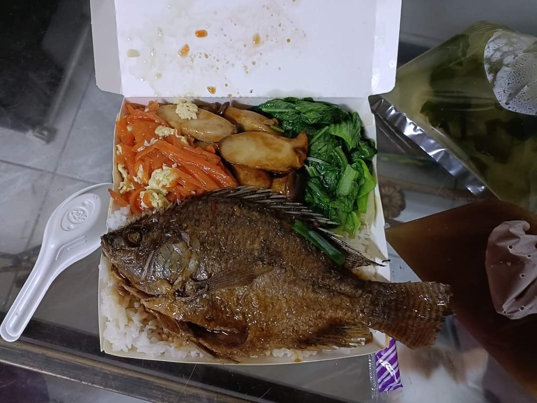 他買80元便當「三配菜+一條魚」直呼超划算！網友卻皺眉「完全不敢吃」專家出面解釋了