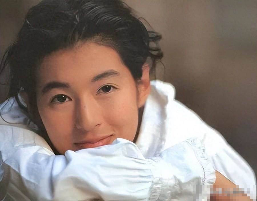 曾是紅遍亞洲「電視劇女神」！為愛背負小三罵名卻「被丈夫控制23年」　58歲「優雅現身被拍到」