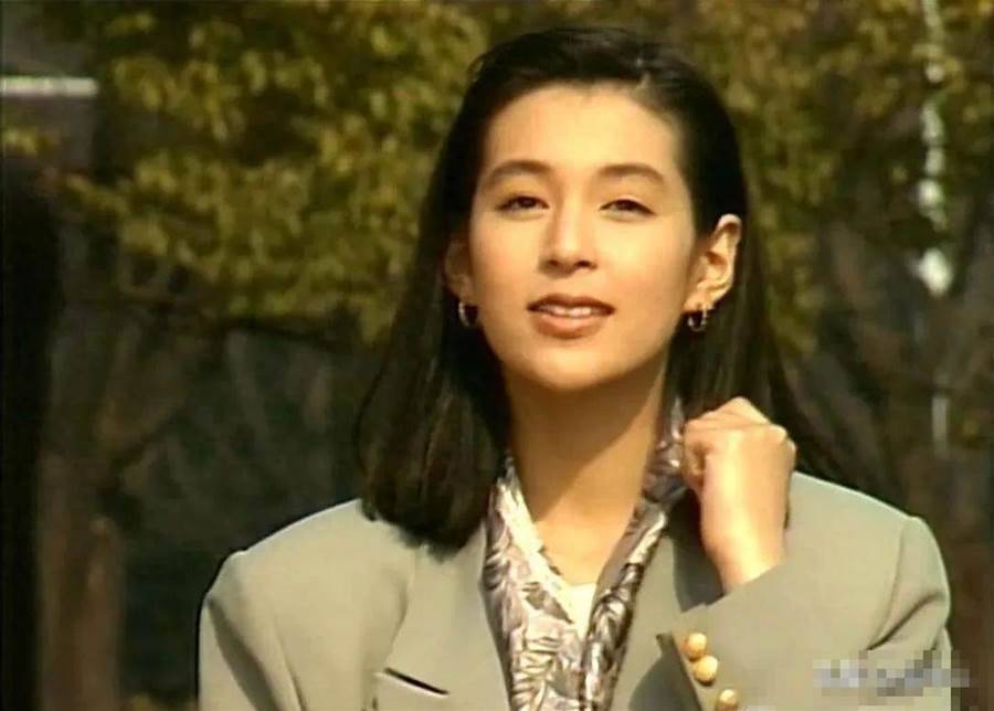 曾是紅遍亞洲「電視劇女神」！為愛背負小三罵名卻「被丈夫控制23年」　58歲「優雅現身被拍到」