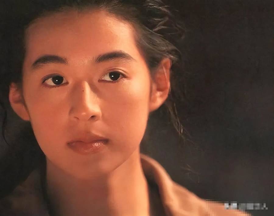 曾是紅遍亞洲「電視劇女神」！為愛背負小三罵名卻「被丈夫控制23年」　58歲「優雅現身被拍到」
