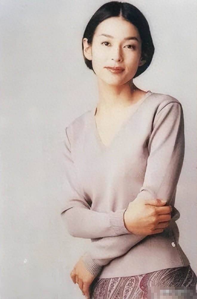 曾是紅遍亞洲「電視劇女神」！為愛背負小三罵名卻「被丈夫控制23年」　58歲「優雅現身被拍到」