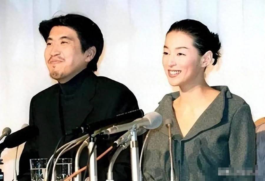 曾是紅遍亞洲「電視劇女神」！為愛背負小三罵名卻「被丈夫控制23年」　58歲「優雅現身被拍到」