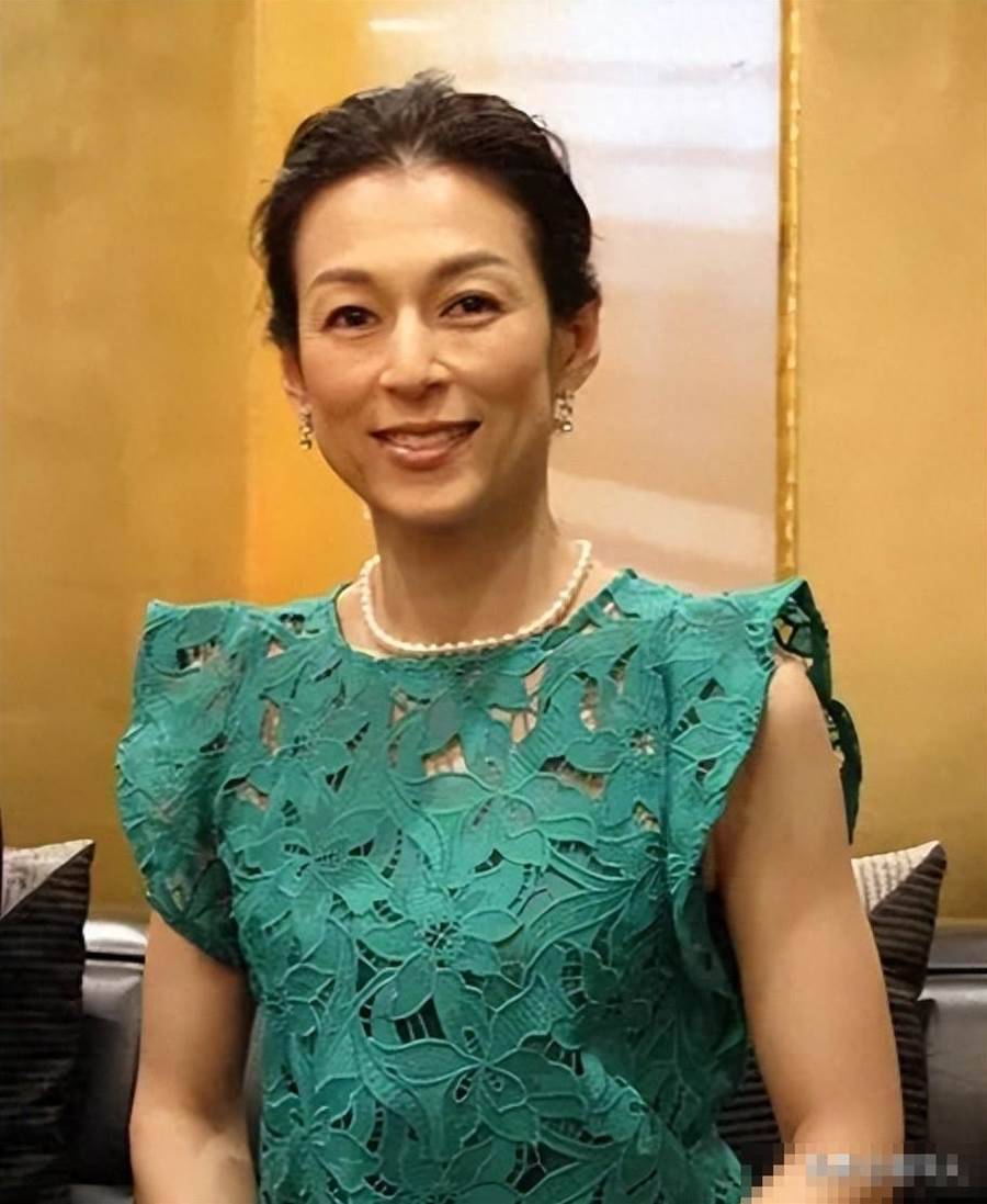 曾是紅遍亞洲「電視劇女神」！為愛背負小三罵名卻「被丈夫控制23年」　58歲「優雅現身被拍到」