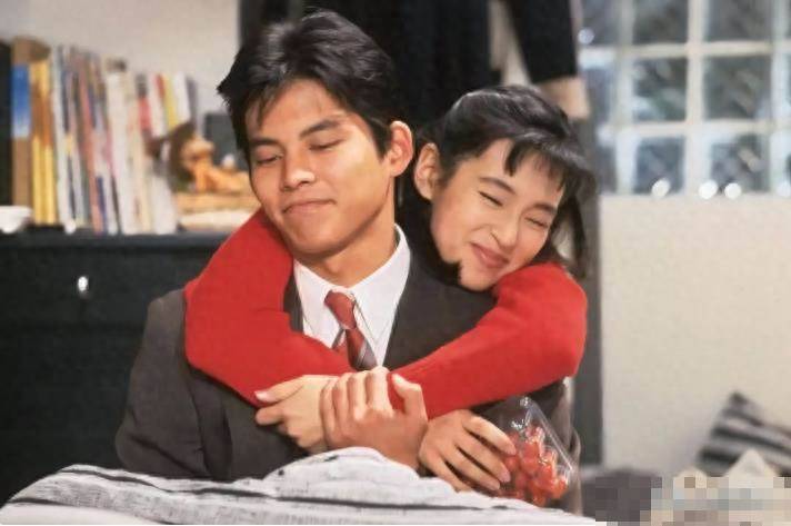 曾是紅遍亞洲「電視劇女神」！為愛背負小三罵名卻「被丈夫控制23年」　58歲「優雅現身被拍到」
