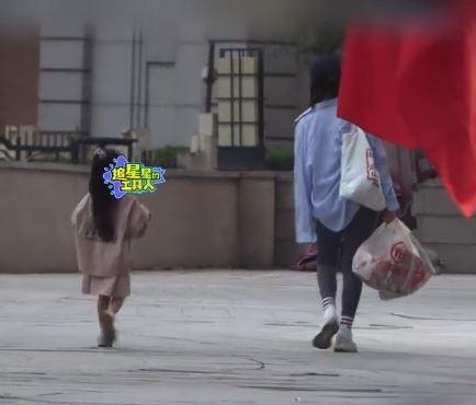 超市巧遇大咖女星！她一身樸素「帶女兒買零食」扛3大袋　「跪地1舉動」網驚呆：好真實