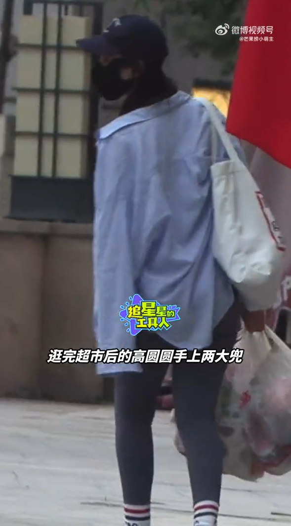 超市巧遇大咖女星！她一身樸素「帶女兒買零食」扛3大袋　「跪地1舉動」網驚呆：好真實
