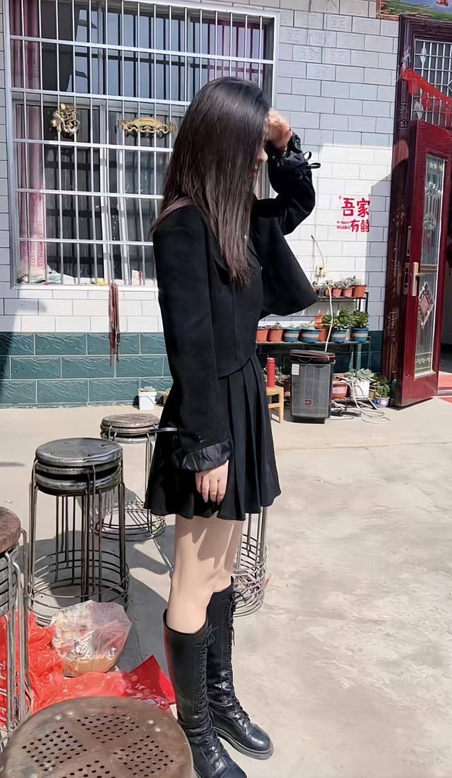收到朋友邀請！她穿一身黑「回鄉下吃喜酒」被集體圍觀　好奇問「怎麼都在看我？」回應讓她臉紅